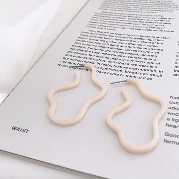 LAST Cream Irregular Shaped Hoop Earrings - Picture 5 of 8
